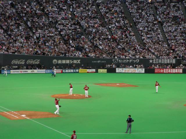 楽天・岩隈が降板し、ピッチング練習をする佐竹（7回裏）